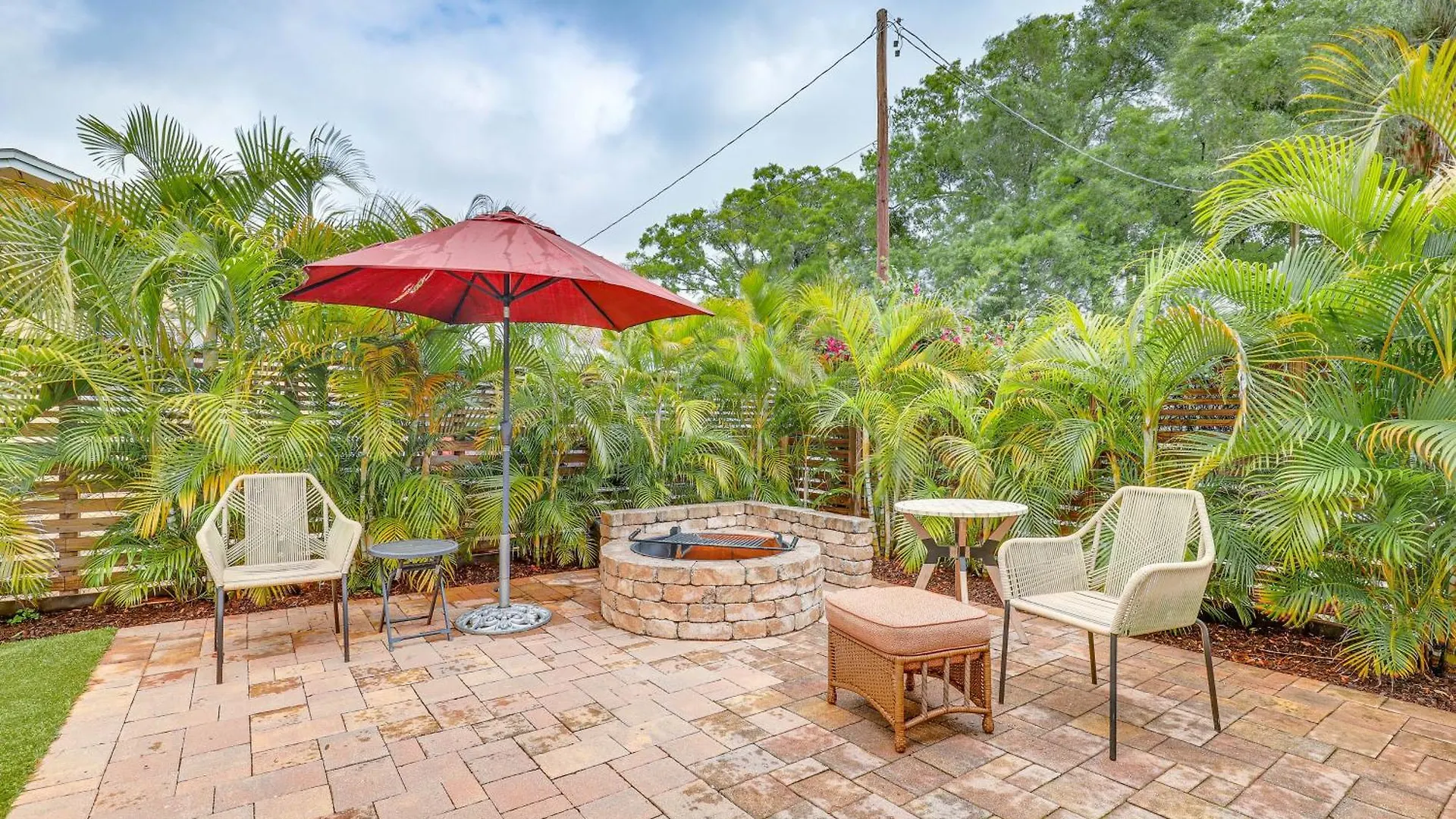 Tampa Home With Fire Pit, Grill, Cornhole And More!