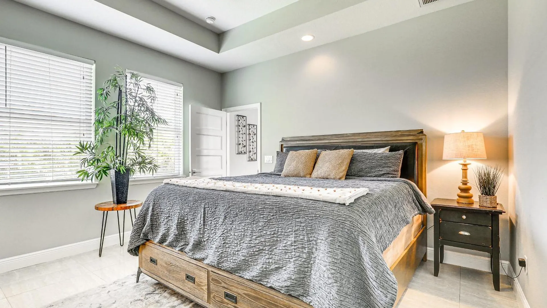 Tampa Home With Fire Pit, Grill, Cornhole And More!