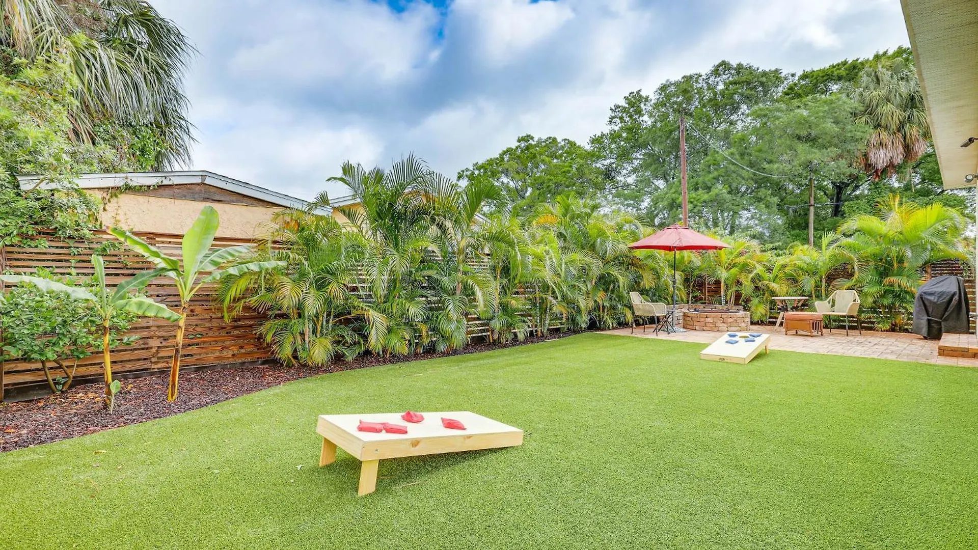 Tampa Home With Fire Pit, Grill, Cornhole And More!